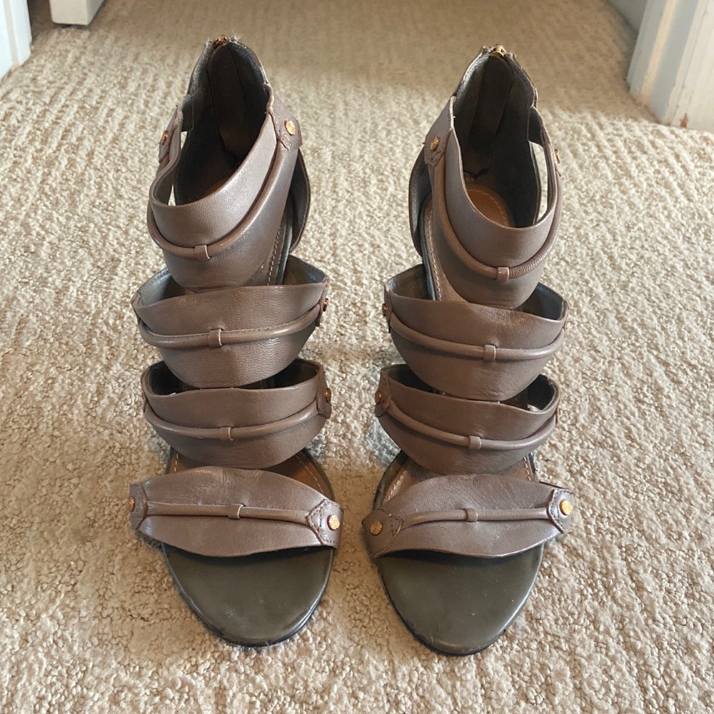 GUC DV taupe/gray bold heels